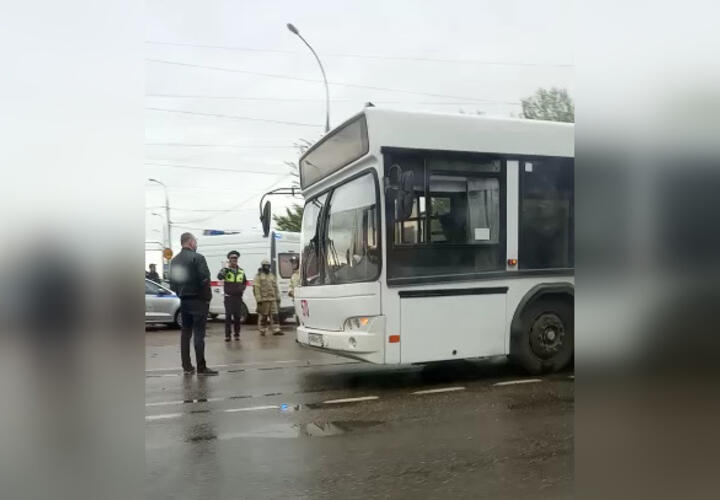 В Краснодаре автоцистерна врезалась в пассажирский автобус ВИДЕО