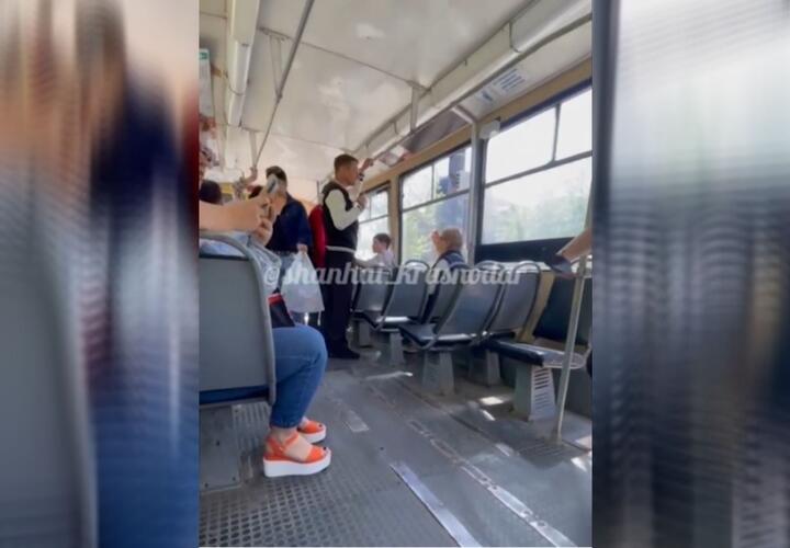 В Краснодаре открытая бутылка водки стала поводом для драки в трамвае ВИДЕО