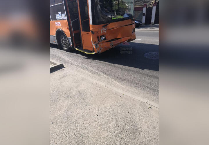 В Краснодаре произошло очередное ДТП с троллейбусом