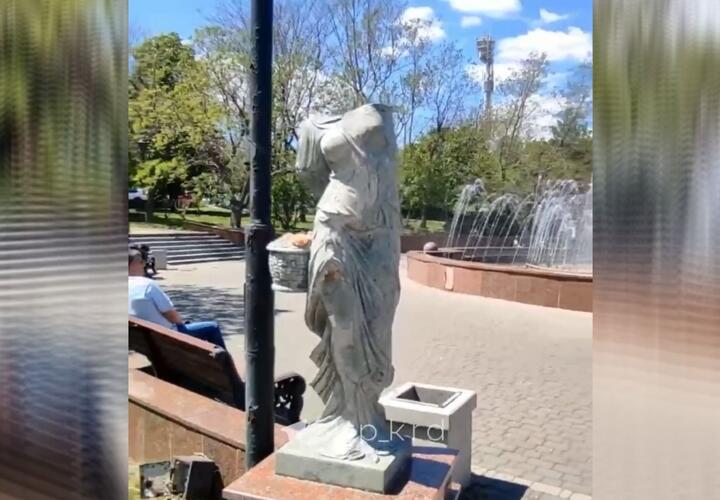 В Новороссийске расчленили статую девушки с фруктами ВИДЕО 
