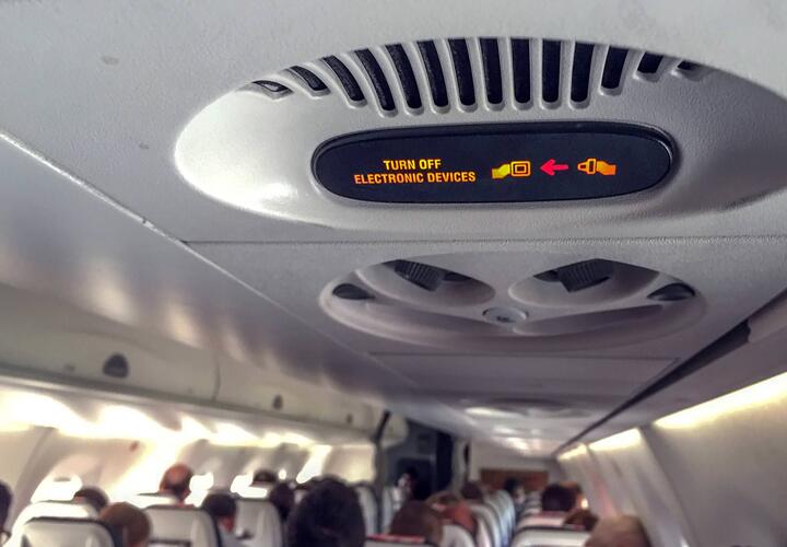 В Сочи авиапассажир закурил в салоне и потребовал развернуть самолёт