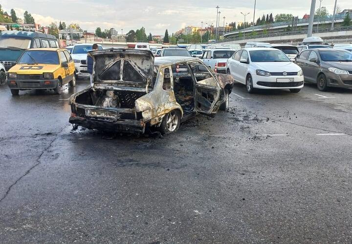 В Сочи на парковке магазина сгорела легковушка ВИДЕО