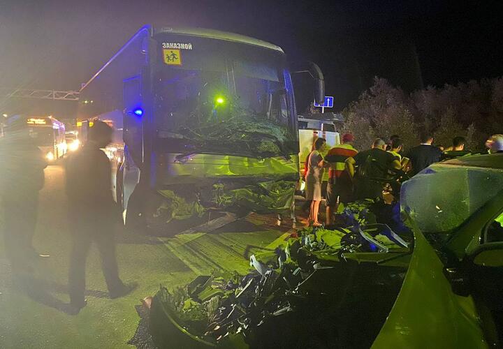 В Сочи в жесткой аварии столкнулись Audi и пассажирский автобус