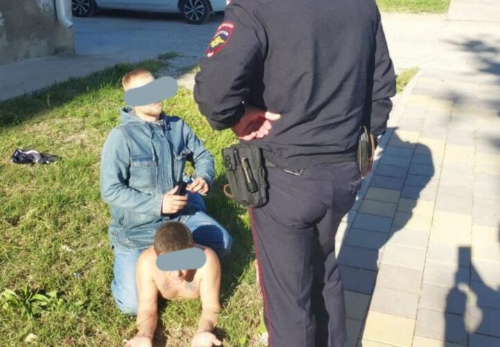 Житель Крымска «оседлал» мужчину с подозрительным тату