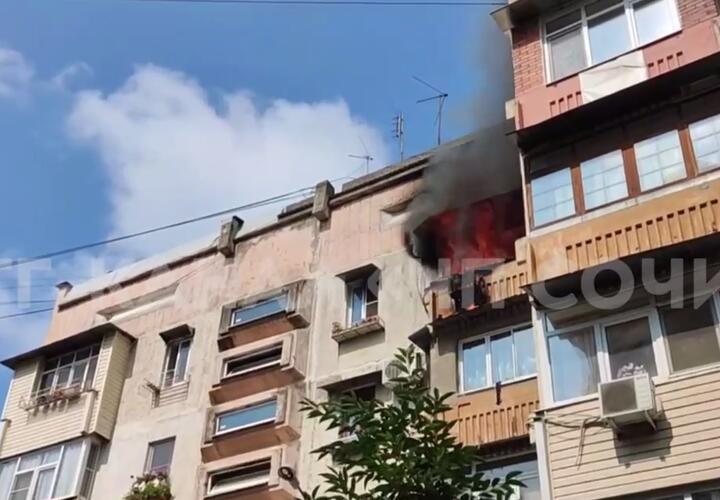 Из горящего дома в Сочи эвакуировали 27 человек ВИДЕО
