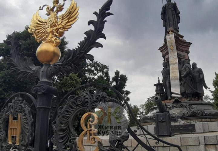 На памятнике Екатерине II в Краснодаре появились повреждения ВИДЕО