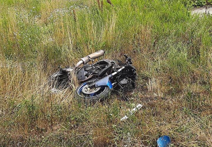 На трассе под Новороссийском после аварии с «Ладой» сгорел мотоцикл