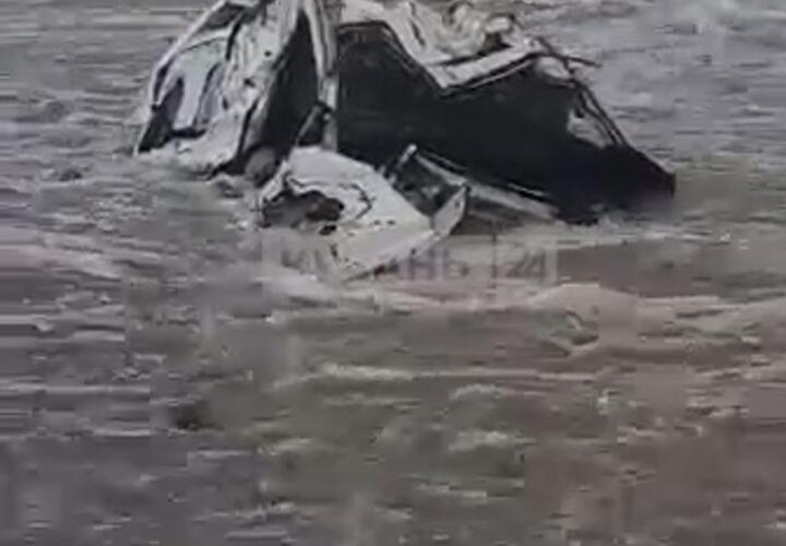 Один из двух автомобилей, смытых в море в Сочи, нашли на побережье ВИДЕО