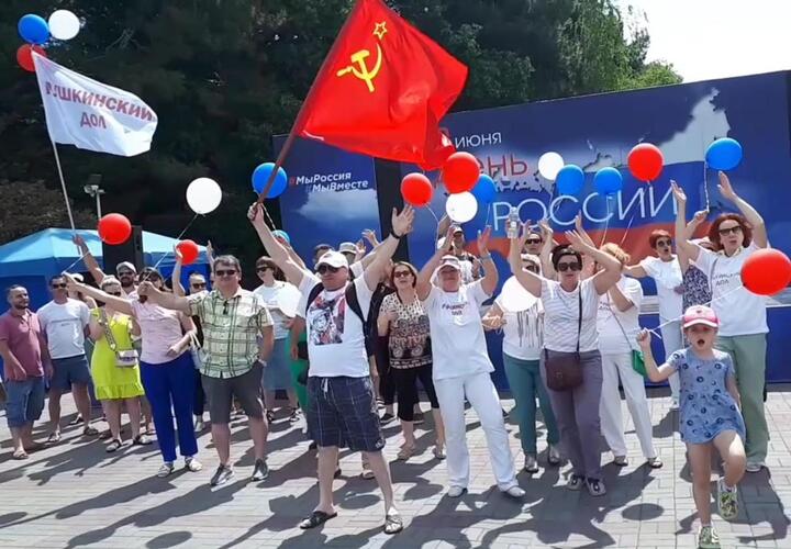 «Поднимаем России знамя»: в Геленджике обманутые дольщики провели массовую акцию ВИДЕО