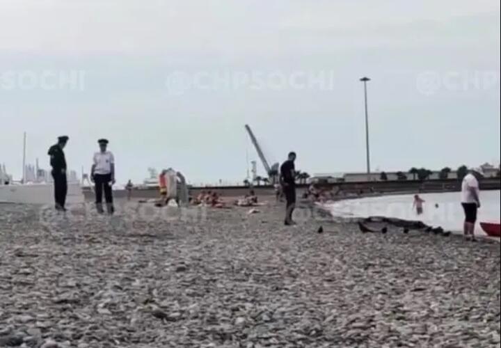 Труп неизвестного мужчины прибило к берегу в Сочи