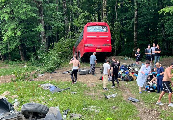 В Апшеронском районе автобус с туристами протаранил четыре машины