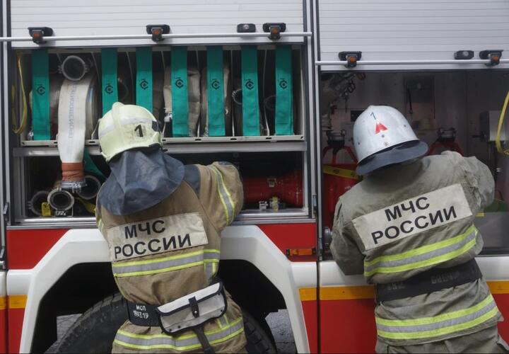 В центре Краснодара загорелась крыша частного дома