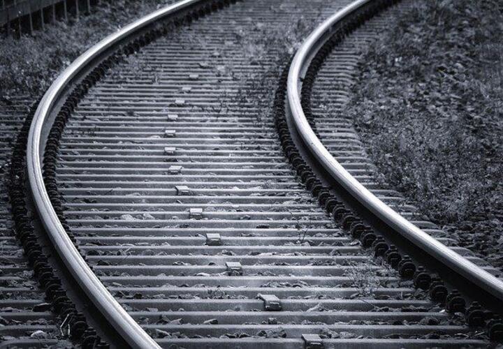 В Краснодаре под колесами поезда погибла женщина 
