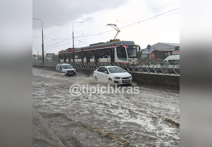 В Краснодаре после дождя затопило целый микрорайон ВИДЕО