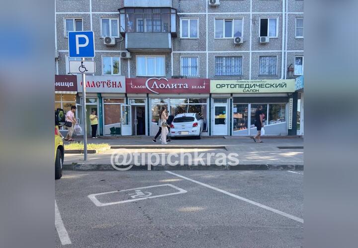 В Краснодаре водитель потерял сознание и врезался в витрину магазина