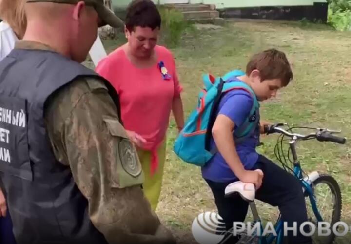 В ЛНР следователи из России подарили мальчику велосипед