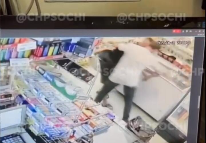 В магазине Сочи неизвестный ударил покупателя отверткой ВИДЕО