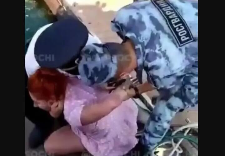 В порту Сочи полицейский, надевая наручники, сломал женщине руку ВИДЕО
