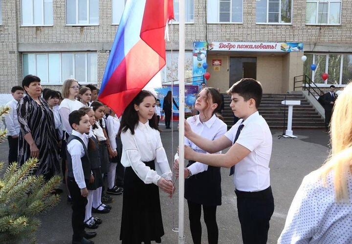 В российских школах каждую неделю будут поднимать триколор