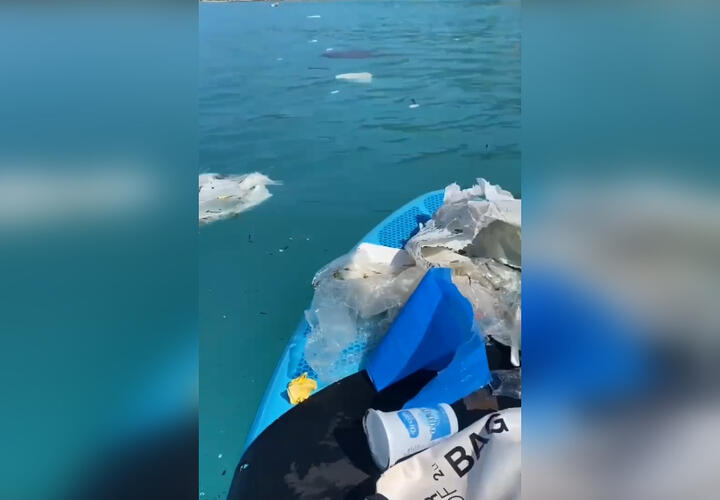 В Сочи море покрылось мусором ВИДЕО
