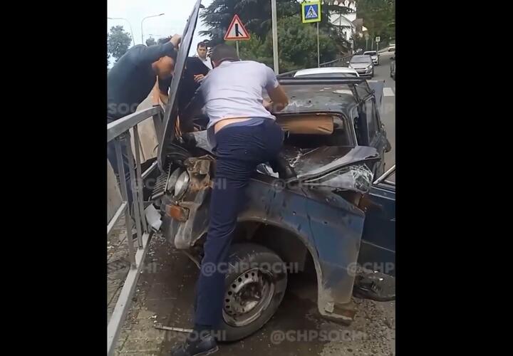В Сочи в утреннем ДТП пострадал водитель легковушки ВИДЕО