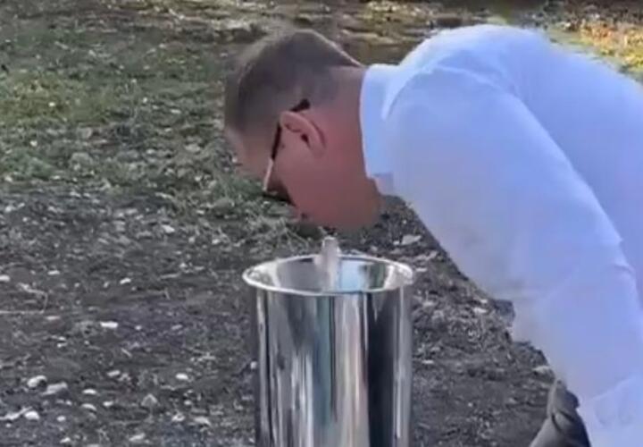 В Тимашевске «исчез» знаменитый фонтанчик, из которого изящно пил мэр ВИДЕО
