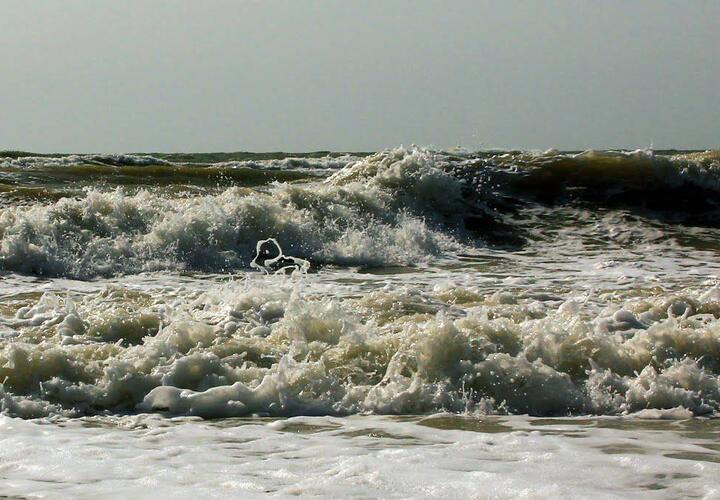 На Азовском побережье Кубани волны достигнут высоты более метра
