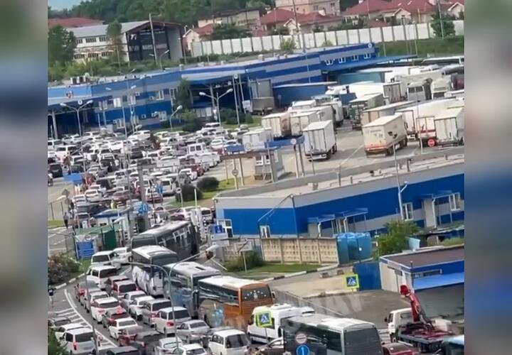 На границе Сочи и Абхазии выстроилась гигантская автомобильная пробка ВИДЕО