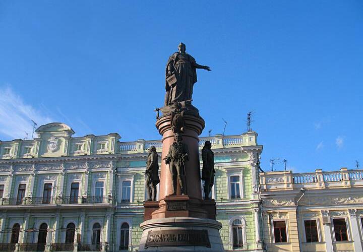 На Украине памятник Екатерине II хотят заменить на статую порноактеру-гею