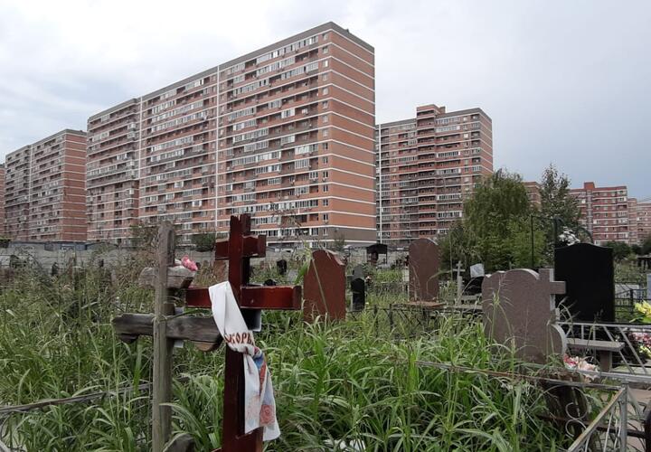 В Краснодаре экс-чиновник напал на семью на кладбище?