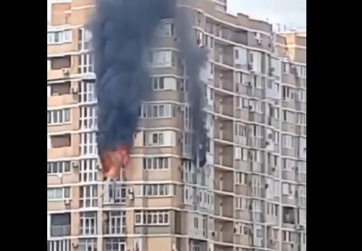 В Краснодаре эвакуировали жильцов из горящей 16-этажки ВИДЕО