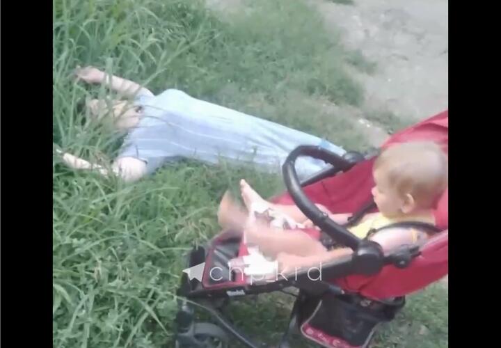 В Краснодаре многодетная мать с младенцем уснула на обочине ВИДЕО
