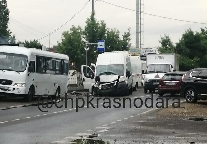 В Краснодаре на остановке иномарка врезалась в маршрутку, есть пострадавшие