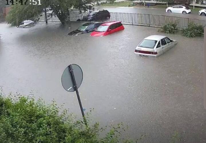 В Краснодаре после ливня по улицам плывут машины ВИДЕО