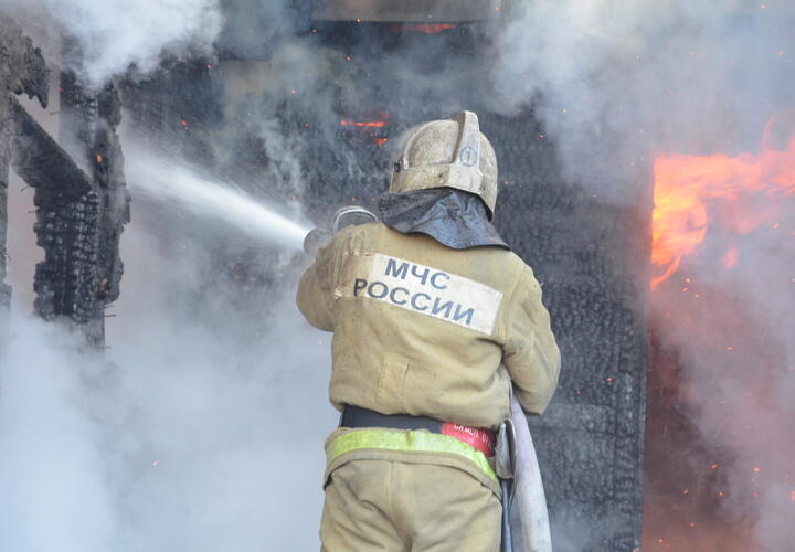 В Краснодаре пожарные тушат частный дом