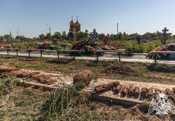 В Краснодарском крае рабочий кладбища нашел  почти 200 авиабомб ВИДЕО