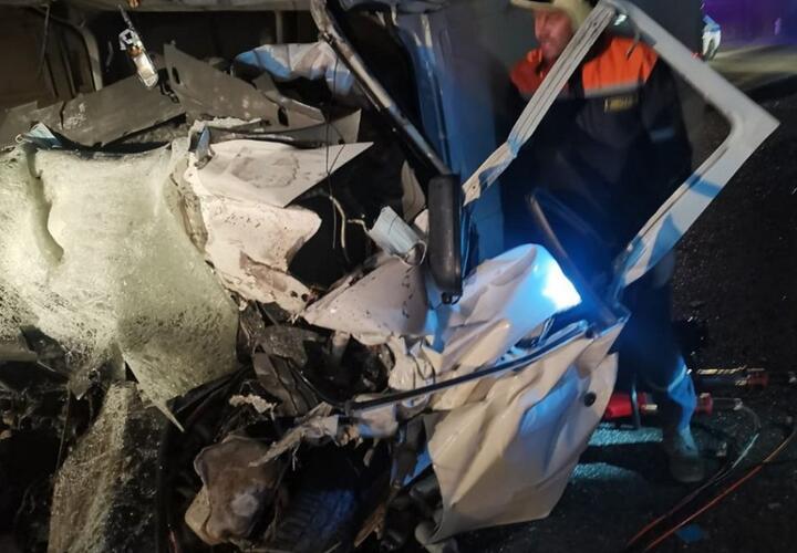 В Новороссийске в ДТП с участием КамАЗа и микроавтобуса погибли два человека 