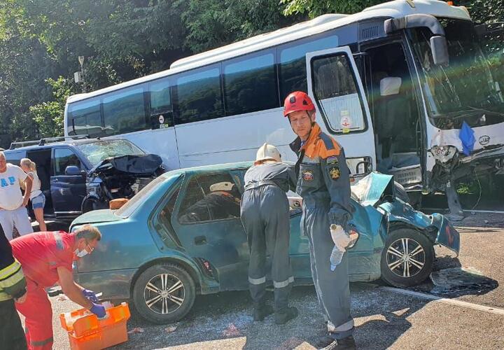 В Сочи автобус протаранил три машины, пострадал ребенок