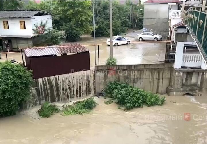 В Сочи из-за сильных осадков затопило улицы ВИДЕО