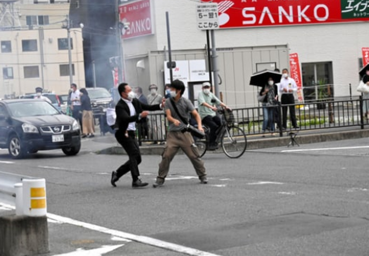 В Японии во время митинга стреляли в экс-премьера, он в больнице «без признаков жизни» ВИДЕО