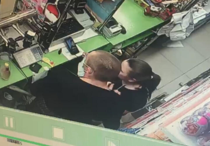 Братья в медицинских масках обчистили кассу продуктового магазина в Краснодаре ВИДЕО