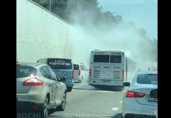 На федеральной трассе Джубга - Сочи  загорелся автобус  с пассажирами ВИДЕО