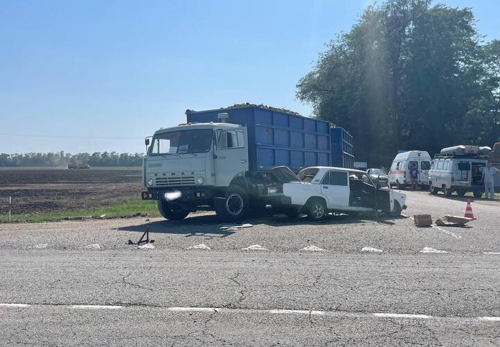 На Кубани два человека погибли после столкновения с грузовиком