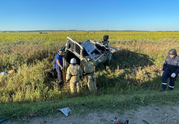 На Кубани водитель иномарки, вылетев на встречку, погубил трех человек