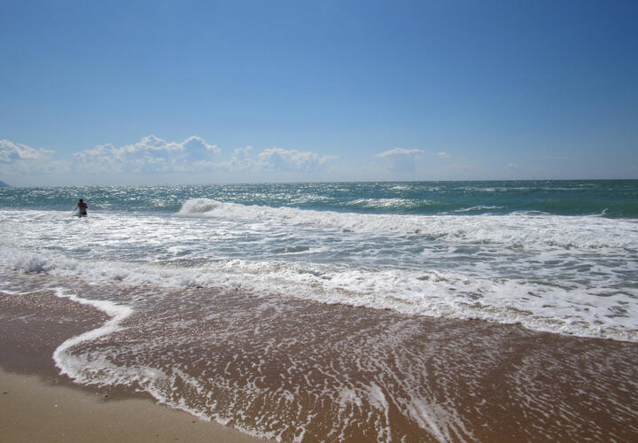 На пляжах Анапы запретили купаться из-за шторма и донного течения