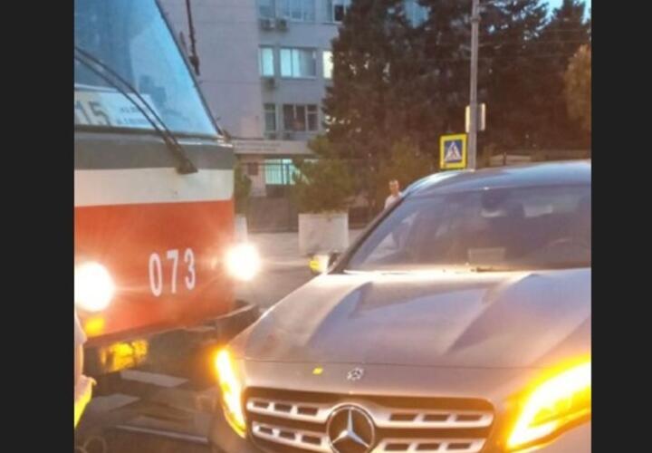 В центре Краснодара из-за аварии на путях встали трамваи
