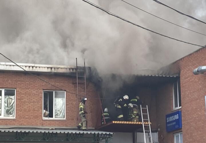 В Краснодаре горит бизнес-центр на Сормовской ВИДЕО
