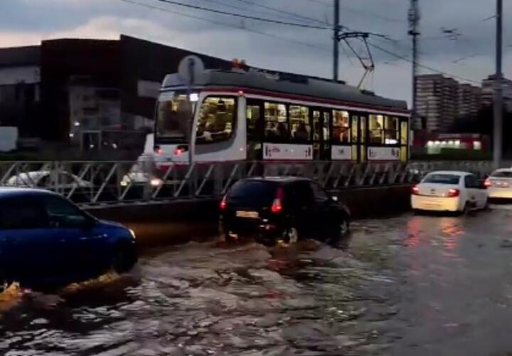 В Краснодаре после дождей вновь утонула Московская ВИДЕО