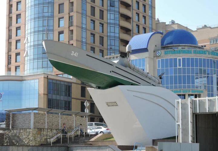 В Новороссийске ветшает и рассыпается памятник «Торпедный катер» ВИДЕО