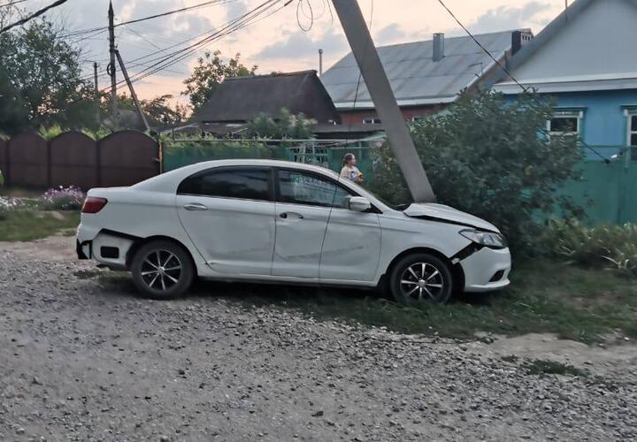 В Славянске-на Кубани пьяный 21-летний водитель протаранил опору ЛЭП